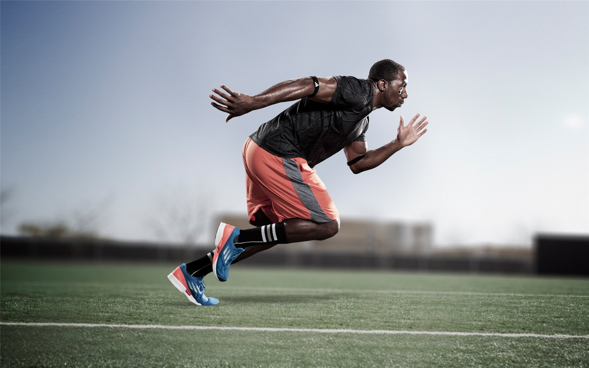 长跑邀请赛：肯尼亚运动员屡破纪录，赛场火爆！，肯尼亚短跑运动员