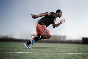 九游中心官网-长跑邀请赛：肯尼亚运动员屡破纪录，赛场火爆！，肯尼亚短跑运动员